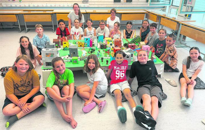 Die Schülerinnen und Schüler der dritten und vierten Klasse mit den Lehrkräften Céline Bürgi und Martina Huber. Foto: Susanne Hörth
