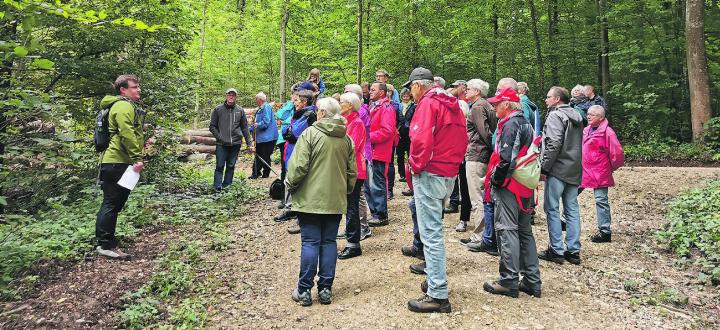 Die Informationen des Forstteams stiessen auf reges Interesse. Fotos: zVg