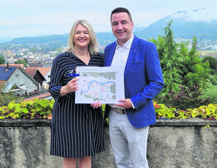 Das Sisslerfeld hat eine grosse Bedeutung für die Wirtschaft und die Menschen, finden Gaby Gerber und Bruno Tüscher. Von der Kapelle in Münchwilen hat man einen wunderbaren Weitblick. Foto: Bernadette Zaniolo