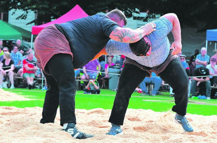 Tobias Dünner duellierte sich im fünften Gang mit dem Eidgenossen Patrick Räbmatter (links im Bild).