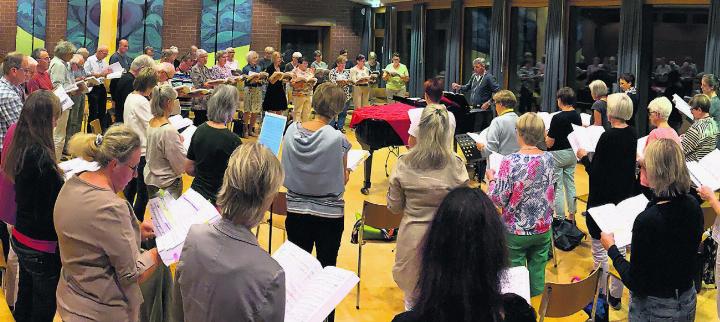 Der Projektchor mit Dieter Wagner am Flügel bei der Probe im Saal der reformierten Kirchgemeinde in Frick. Foto: Simone Rufli