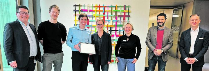 Den Preis übergeben: Die Leitung der Reha Rheinfelden und Jurymitglieder mit den Gewinnerinnen und Gewinnern. Foto: Valentin Zumsteg
