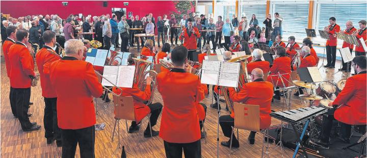 Die Musikgesellschaft Kaisten umrahmte den Neujahrsempfang in der Mehrzweckhalle. Der Frauenturnverein sorgte für das kulinarische Wohl. Fotos: Susanne Hörth