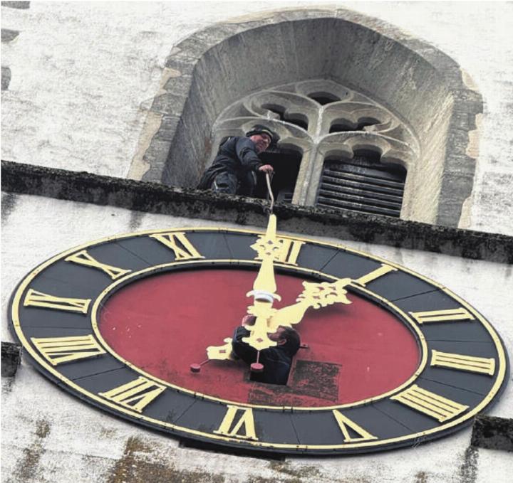 Oberhalb der Uhr werden die Zeiger durch ein Fenster abgeseilt und an die richtige Stelle gebracht. Foto: Susanne Hörth Oberhalb der Uhr werden die Zeiger durch ein Fenster abgeseilt und an die richtige Stelle gebracht. Foto: Susanne Hörth