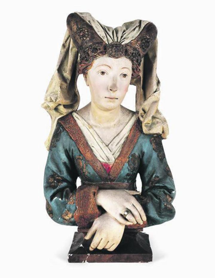 Weibliche Büste mit Hörnerhaube, Diadem und Schleier, auch Ulmer Bürgersfrau genannt. Foto: Fricktaler Museum