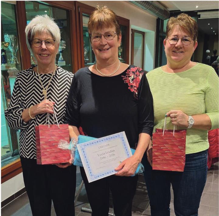 Langjährige Mitglieder beim Frauenturnverein Stein: Brigitte Glauser (45 Jahre), Lucia Leubin (40 Jahre) und Gisela Rennhard (25 Jahre). Foto: lule/