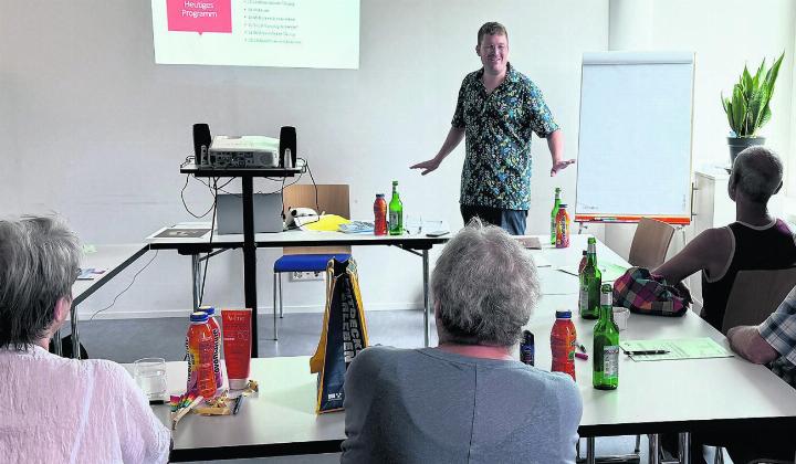 Christoph Kobel vergisst zu keiner Zeit, dass die Übungen auch Spass machen sollen. Die Flaschen kommen übrigens leer auf den Tisch und dienen als Gewichte bei den Turnübungen. Foto: Simone Rufli