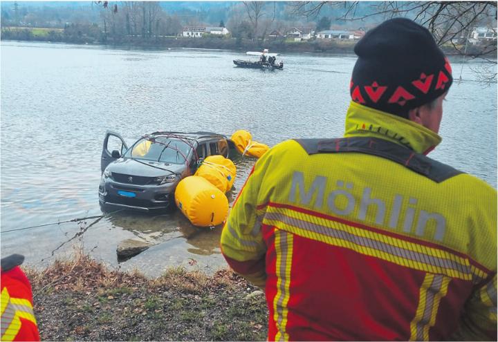 Bergungsaktion eines Autos aus dem Rhein. Foto: zVg