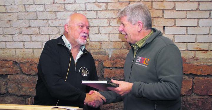 Altnationalratspräsident und Alt-Zentralpräsident des VSSM, Ruedi Lustenberger (l.) überreicht Altpräsident der Sektion Aargau des VSSM und Präsident des Vereins Bergwerk Herznach, David Kläusler zum Dank für die Einladung sein Buch «De Reinek und de Schryber». Foto: zVg