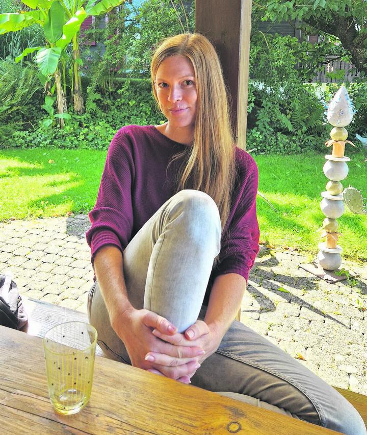 Im Garten ihres Elternhauses ist Manuela Rüede gerne. Von da hat sie einen schönen Ausblick auf Sulz und die Region. Foto: Bernadette Zaniolo Im Garten ihres Elternhauses ist Manuela Rüede gerne. Von da hat sie einen schönen Ausblick auf Sulz und die Region. Foto: Bernadette Zaniolo
