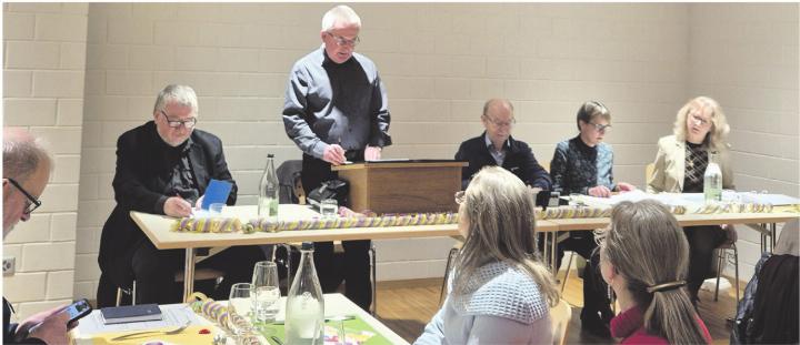 Das Bild zeigt Dirigent und den Vorstand. Foto: zVg