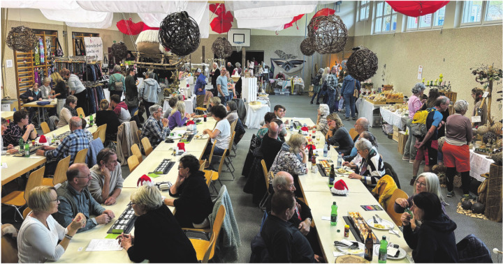 Blick über das Publikum und die Marktstände. Fotos: Susanne Hörth