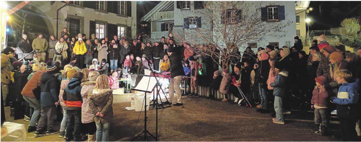 Über 60 Kinder vom Kindergarten Maisprach und der Kreisschule Buus-Maisprach eröffneten mit festlichen Weihnachtsliedern die Adventszeit. Foto: Simone Schöttli