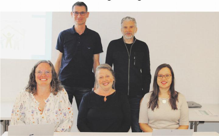 Tagesstrukturen im Primarschulverband: Eine Arbeitsgruppe orientierte vergangenen September darüber. Das Bild zeigt Daniela Leimgruber-Mathis (Fachfrau mit Praxiserfahrung, Schupfart), Markus Mayer, Gemeinderat aus Mumpf, Sandra Leubin, Präsidentin Primarschulvorstand und Gemeinderätin aus Schupfart, Stephan Soder, Gemeinderat aus Obermumpf, Sina Sutherland, Schulleiterin PSVF. Foto: Archiv NFZ