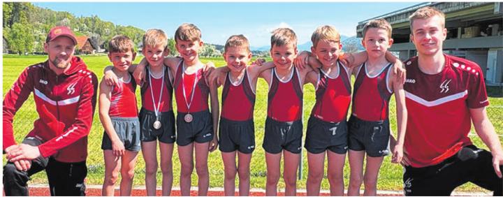 Sulzer Kunstturner im Einführungsprogramm flankiert von Ihren zwei Betreuern Jörg Kleeb und Luca Thomann. Foto: zVg