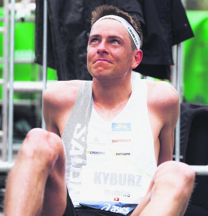 Plötzlich Marathon-Mann, und das mit Ausrufezeichen: Orientierungsläufer Matthias Kyburz kommt bei seinem Debüt im April über die 42,195 Kilometer in 2:07:44 Stunden ins Ziel und unterbietet gleich die Olympia-Limite. Foto: zVg