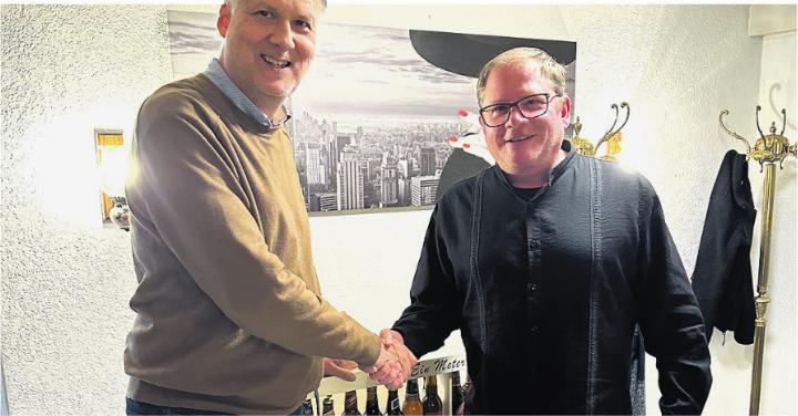 Adrian Ackermann, Präsident FDP Kaisten, verabschiedet Gemeinderat Raphael Lemblé (rechts). Foto: zVg