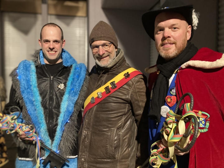Sven Fischler (Präsident Meler Galgevögel, links) und Christian Fritschin (Zunftmeister Fasnachtzunft Ryburg, rechts) nehmen von Gemeindeammann Markus Fäs die Schlüssel zum Glück entgegen: Sie garantieren, dass Möhlin-Ryburg bis Aschermittwoch in Narrenhand sein wird. (Foto: Ronny Wittenwiler)
