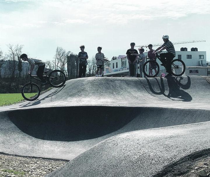 Jugendliche aus dem Dorf und der Umgebung unterwegs auf dem Pumptrack.