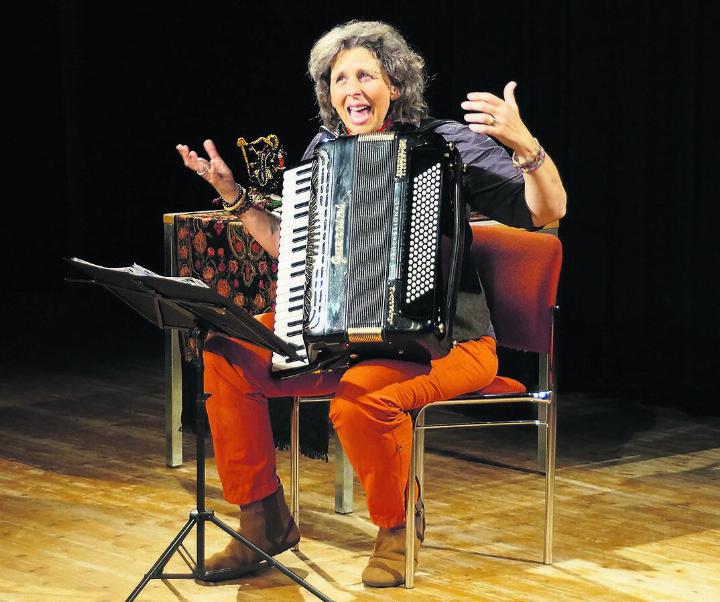 Olga Tucek nimmt das Publikum mit in ihre Musik und Gedanken darüber, was die Welt bewegt und wo denn Gott wirklich hockt. Foto: zVg