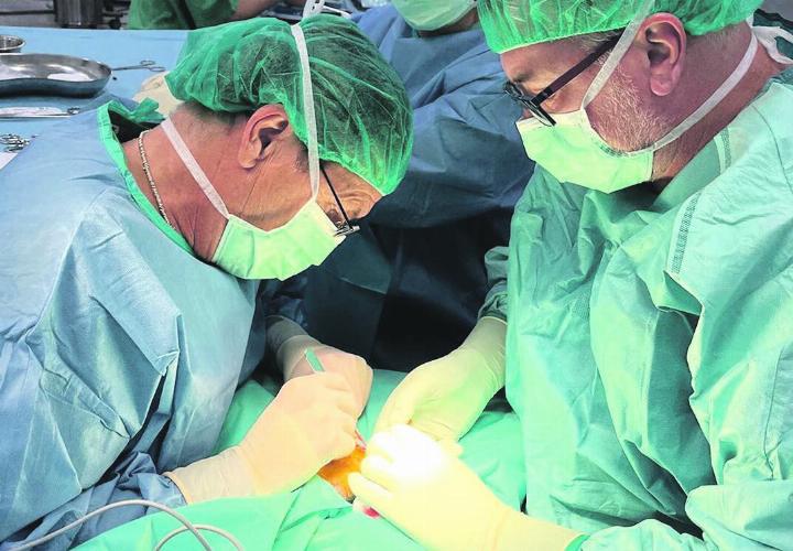 Eingriffe durch die beiden Chirurgen Tibor Horvath (links), Daniel Trötschler und ihr Team im Operationssaal der ASB-Klinik in Dippa Kunda, Gambia. Foto: zVg