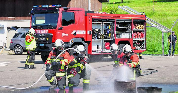 Wasser direkt ab dem neuen TLF zur Feuerlöschung. Foto: Vreni Weber