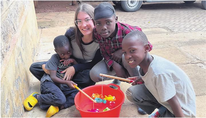 Volontärin Sarah Steiner geniesst das Spiel mit den Kindern. Foto: zVg