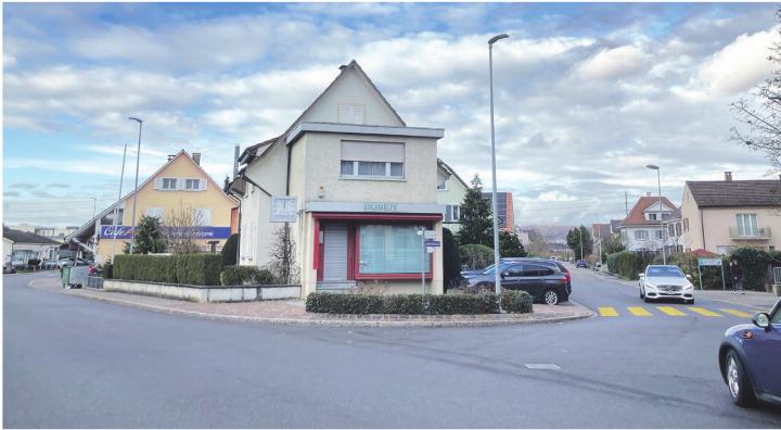 Das Bild zeigt die Bahnhofstrasse (links) und die Eschenmattstrasse (rechts): Der Abschnitt gehört zum definierten Gebiet «Breiti», wo Tempo 30 eingeführt werden soll. Weiter oben auf der Bahnhofstrasse, ab Kreuzung Restaurant Warteck bis zur Landstrasse, soll weiter Tempo 50 gelten. Foto: Archiv NFZ Das Bild zeigt die Bahnhofstrasse (links) und die Eschenmattstrasse (rechts): Der Abschnitt gehört zum definierten Gebiet «Breiti», wo Tempo 30 eingeführt werden soll. Weiter oben auf der Bahnhofstrasse, ab Kreuzung Restaurant Warteck bis zur Landstrasse, soll weiter Tempo 50 gelten. Foto: Archiv NFZ