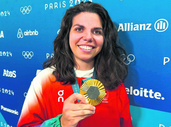 DAS FRICKTAL HAT EINE OLYMPIASIEGERIN! Was für eine Sensation: Chiara Leone aus Frick gewinnt an den Olympischen Spielen in Frankreich in der Königsdisziplin (Dreistellung Gewehr 50 Meter) die Goldmedaille! Sie erzielt dabei einen olympischen Rekord und überzeugt mit ihrem souveränen Auftritt.