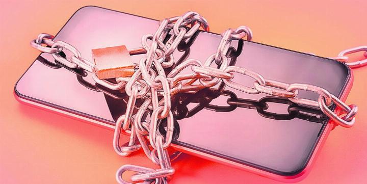 Ab 1. August unter Verschluss, die Handys im Schulunterricht. Damit Kinder und Jugendliche digitale Medien sicher und verantwortungsvoll nutzen können, ist es entscheidend, dass Schulen und Eltern gemeinsam aktiv sind. Foto: iStock