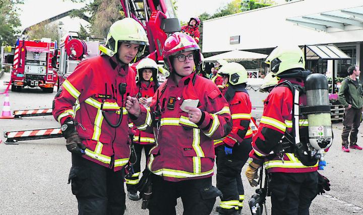 Hektischer Betrieb: Schlussübung der Feuerwehr Rheinfelden. Foto: Paul Roppel