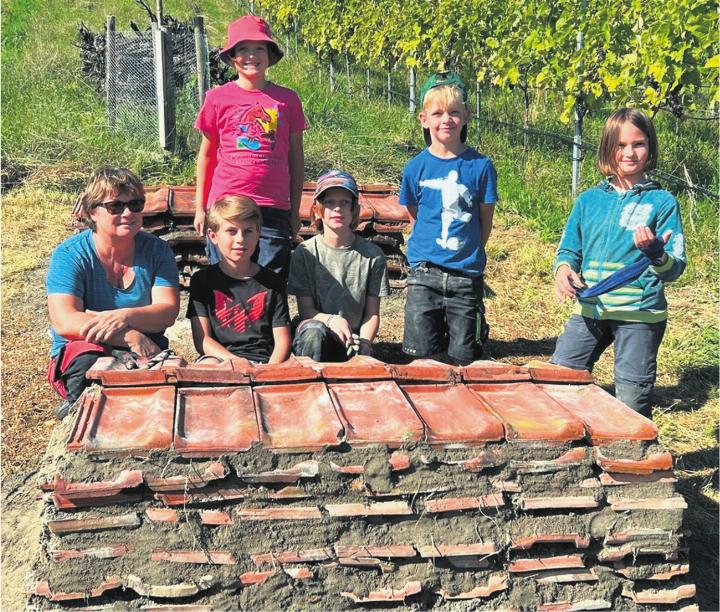 Die Jugendlichen präsentieren ihr Werk. Foto: zVg
