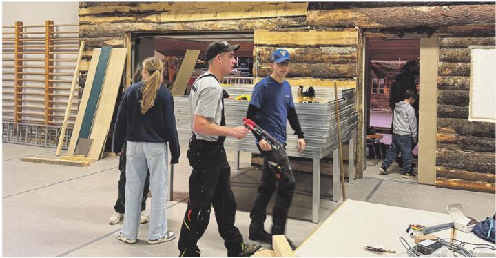 Eine Turnhalle auf dem Weg zum Ski-Ort – und alle helfen mit.