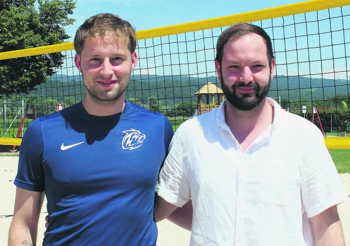 Joshua Huber und Benjamin Duthaler auf dem Schwaderlocher Beachvolleyball-Feld. Foto: Karin Pfister