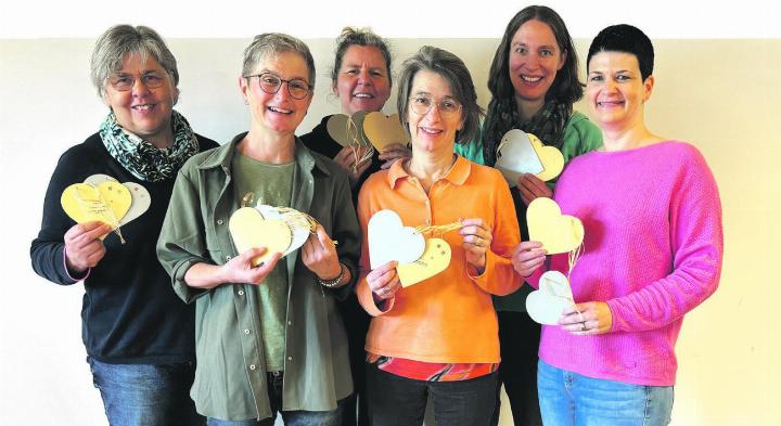 Rita Oeschger (Gansingen), Esther Merkofer (Kaisten), Chrigi Barosi (Sulz), Margrit Oeschger (Gansingen), Sibille Cantarini (Kaisten) und Nicole Bucher (Kaisten) haben die Wunschkarten vorbereitet. Foto: zVg