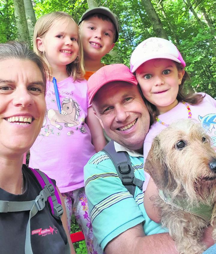 Familie Küng und Familie Schröder auf Schatzsuche in Zeiningen. Foto: Arabella Küng