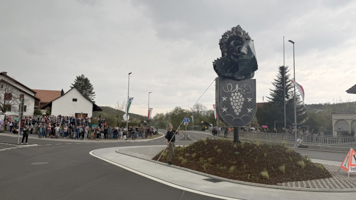 Eisenkünstler Daniel Schwarz befreit den Stechpälmer von der Abdeckung – rund um den Kreisel verfolgen Schaulustige das Spektakel. Foto: Simone Rufli