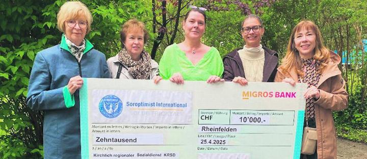 Bei der Checkübergabe waren Ursula Jutzi (links) und Pia Rothen vom Soroptimist Club Fricktal, Rabea Widmer und Steffi Kuhn vom Kirchlichen Regionalen Sozialen Dienst und Doris Becker, Präsidentin Soroptimist Club Fricktal dabei. Foto: zVg
