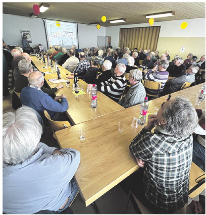Die Veteranen folgen aufmerksam dem Jahresrückblick von Urs Frei. Foto: zVg