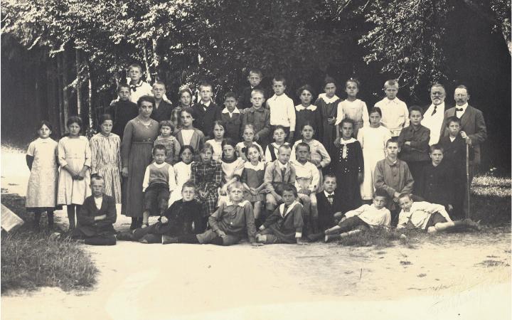 Die Rheinfelder Ferienkolonie 1917 auf dem Bözberg. In einem Verzeichnis stand, was die Kinder alles mitbringen mussten. Fotos: Fricktaler Museum Rheinfelden, Stadtarchiv Rheinfelden
