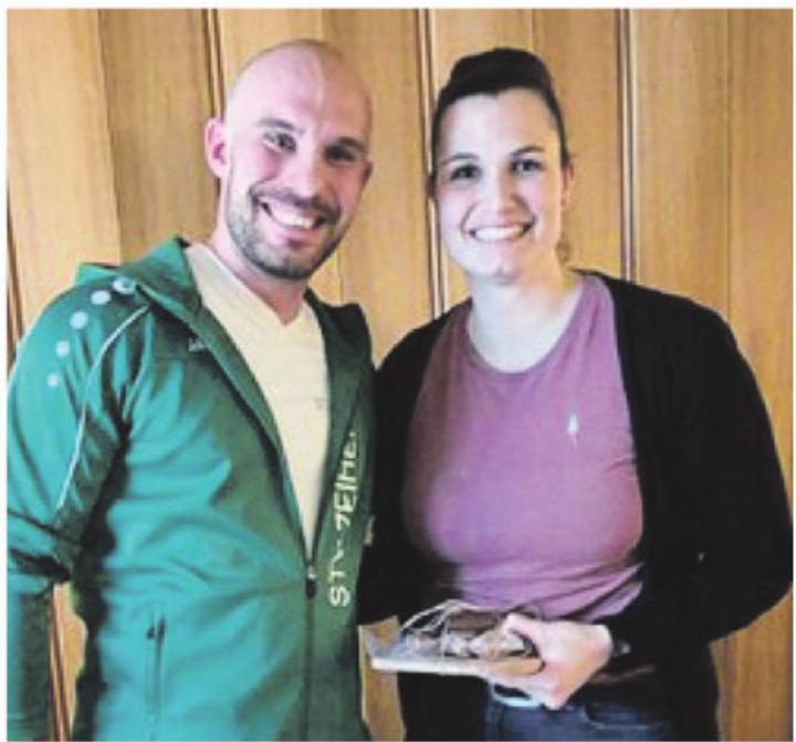 Präsident Michel Schenk mit Ehrenmitglied Jasmin Mägerli. Foto: zVg