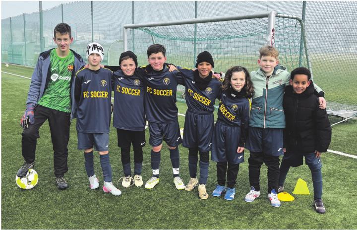 Kuchen verkaufen, Ausrüstung kaufen, Team gründen: Der FC Soccer geht als Team in die Offensive – und erfüllte sich vergangenen Sonntag einen Traum (dritter von links: Leon Schumacher, Trainer). Foto: zVg