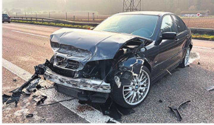 Der Fahrer blieb unverletzt, der Sachschaden ist gross. Foto: zVg