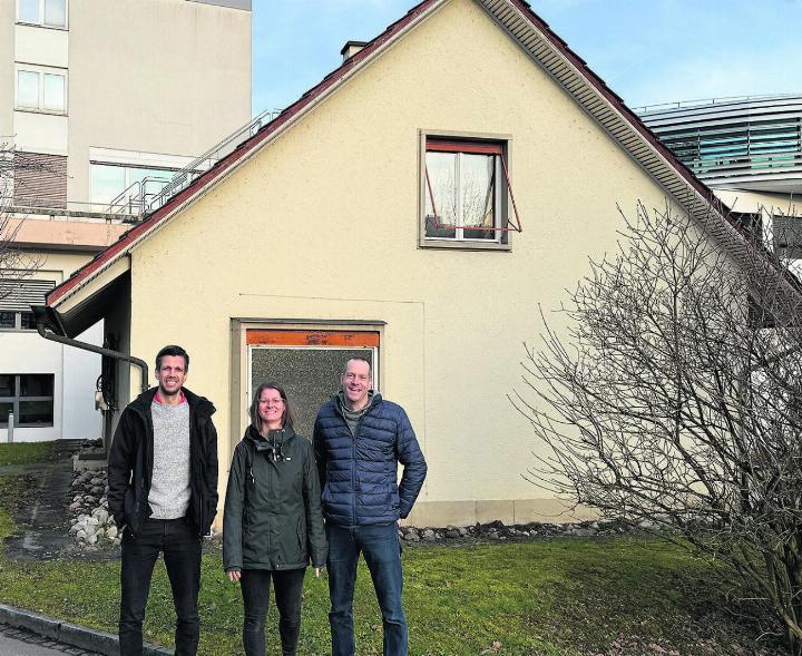 Marc Rüede (von links), Sabrina Schütz und Markus Bosshard vor dem Haus, das zum «Werk7» umgebaut wird. Foto: sir