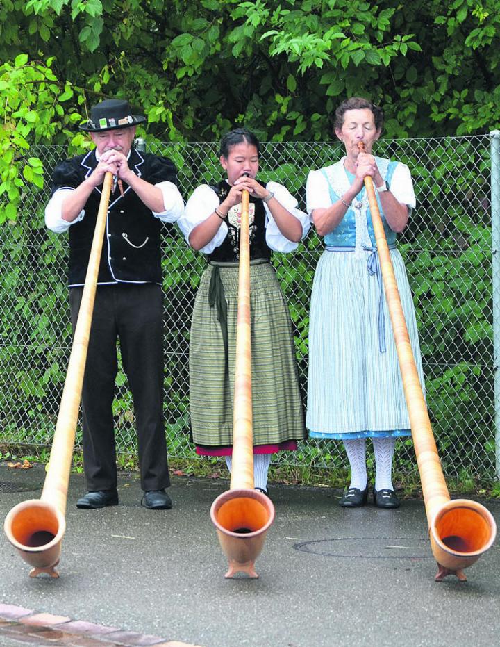 Das einheimische «Trio Gogel» mit Urs Keigel (von links), Anna Rudolf von Rohr und Regina Lüdin holte sich den dritten Platz bei den Formationen. Foto: R. Bösiger