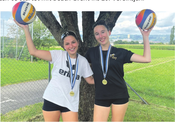 Alina Porriciello (links) vom 2. Liga-Team von Smash 05 mit Partnerin Jasmin Fasel sichert sich den B3 Aargauer Meistertitel. Foto: zVg