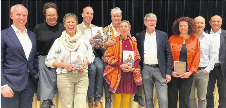 Jetzt ist es raus: Die Neujahrsblattkommission mit dem jüngsten Wurf. Fotos: Ronny Wittenwiler