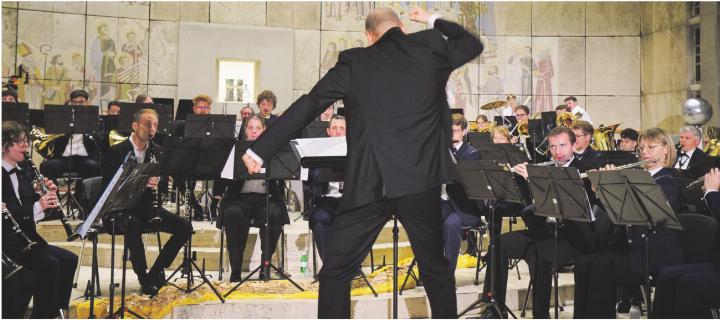 Dani Haus dirigiert seine Eigenkomposition «Far Beyond Nowhere». Foto: Edi Strub Dani Haus dirigiert seine Eigenkomposition «Far Beyond Nowhere». Foto: Edi Strub