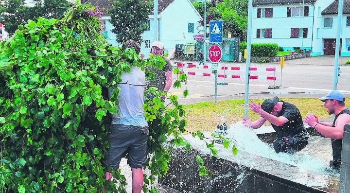 Der «Pfingschtsprützlig» wird nass gespritzt. Foto: zVg