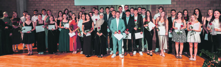 Die jungen Kaufleute bei der feierlichen Diplomfeier in der Aula.